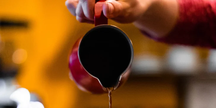 Kurzy přípravy kávy na profesionálním i domácím kávovaru či technika latte art