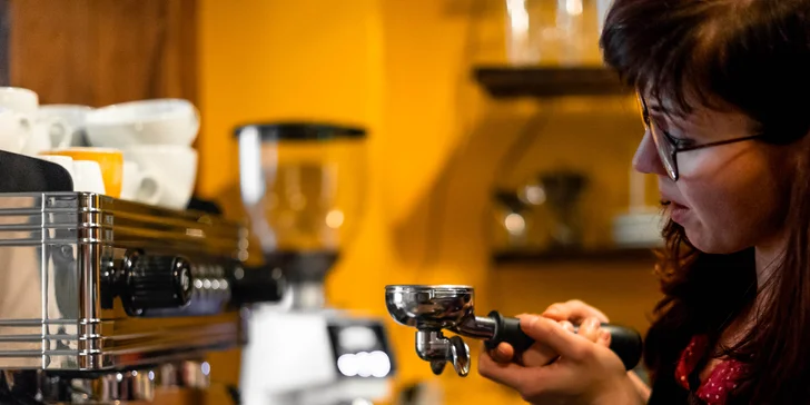 Kurzy přípravy kávy na profesionálním i domácím kávovaru či technika latte art