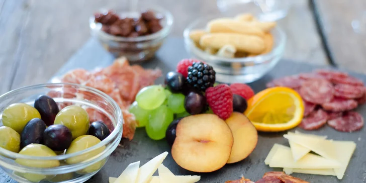 Příjemné zpestření všedního večera pro dva: sklenka vína nebo rumové prkénko a tapas dle výběru