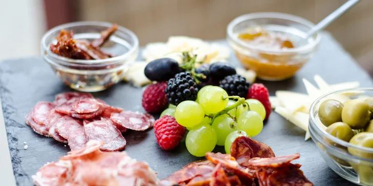 Příjemné zpestření všedního večera pro dva: sklenka vína nebo rumové prkénko a tapas dle výběru
