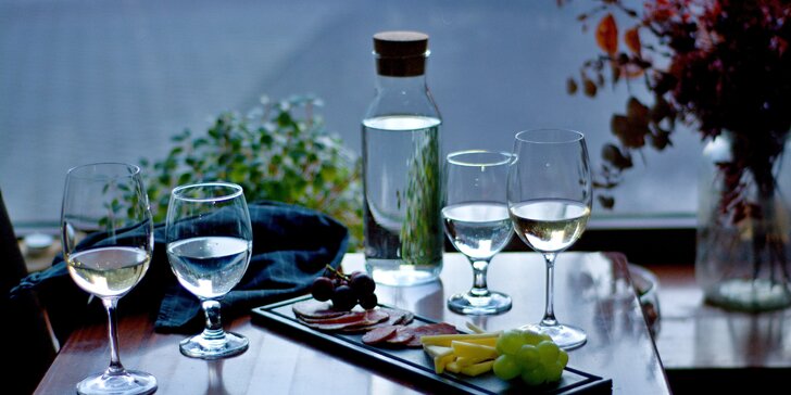 Příjemné zpestření všedního večera pro dva: sklenka vína nebo rumové prkénko a tapas dle výběru