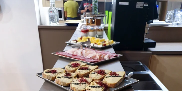 Příjemné zpestření všedního večera pro dva: sklenka vína nebo rumové prkénko a tapas dle výběru