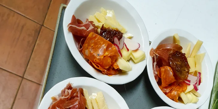 Příjemné zpestření všedního večera pro dva: sklenka vína nebo rumové prkénko a tapas dle výběru