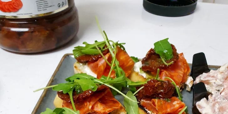 Příjemné zpestření všedního večera pro dva: sklenka vína nebo rumové prkénko a tapas dle výběru