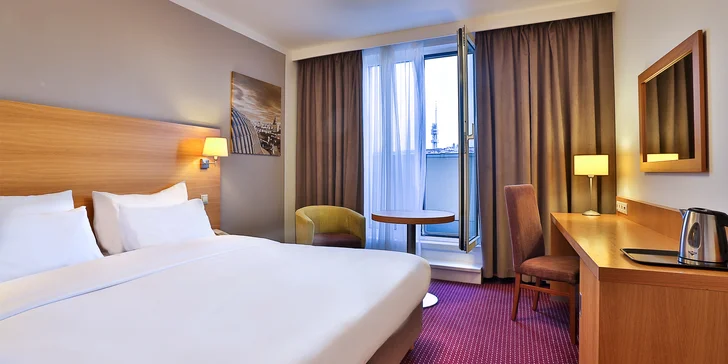 Za krásami Prahy: pobyt v luxusním hotelu v centru, snídaně, večeře i láhev vína