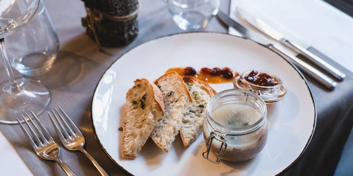 Tříchodové menu v centru Prahy: kachní paštika, burger či pražma a fondán