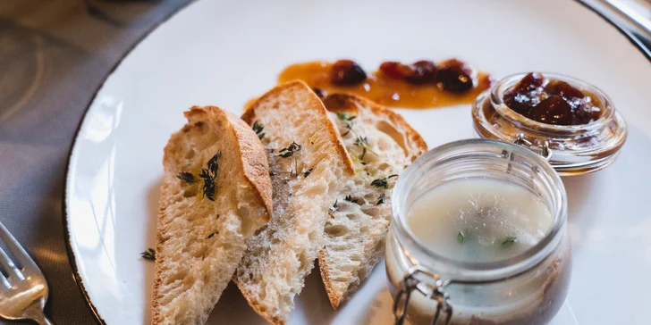 Tříchodové menu v centru Prahy: kachní paštika, burger či pražma a fondán