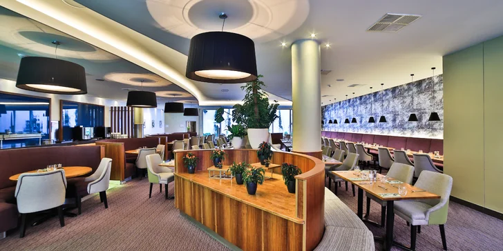Za krásami Prahy: pobyt v luxusním hotelu v centru, snídaně, večeře i láhev vína