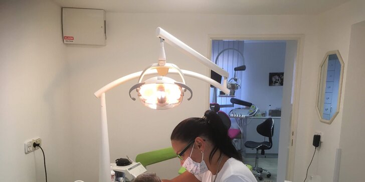 Dentální hygiena s leštěním zubů i fluoridací nebo nalepení dentálního šperku