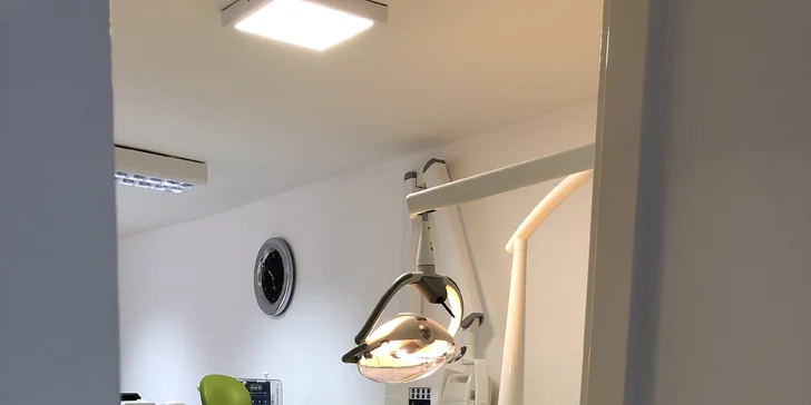 Dentální hygiena s leštěním zubů i fluoridací nebo nalepení dentálního šperku
