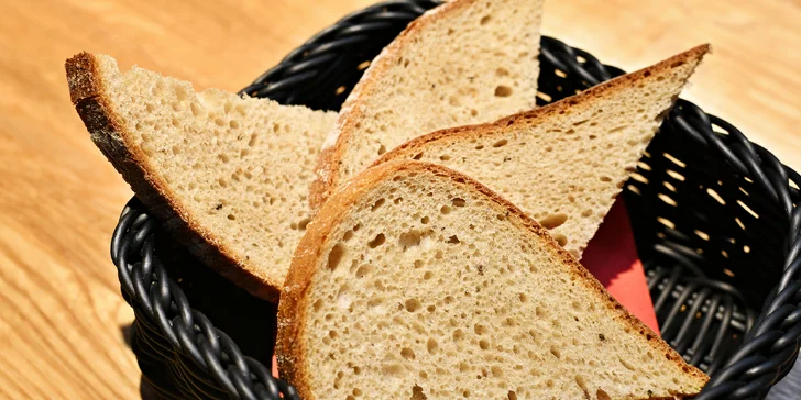 Pečené koleno, žebra nebo obojí, příloha a nápoj podle výběru pro 2 osoby