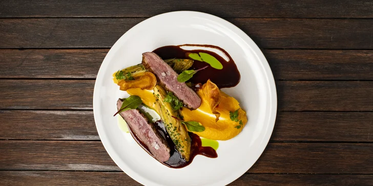 3 nebo 5 chodů v podolské restauraci: grilované kalamáry, hovězí chuck roll a další dobroty s vínem či bez