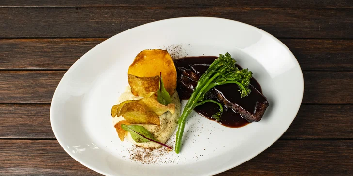 3 nebo 5 chodů v podolské restauraci: grilované kalamáry, hovězí chuck roll a další dobroty s vínem či bez