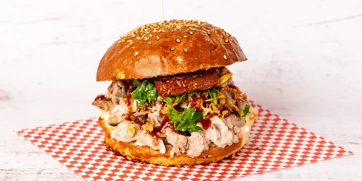 Burger podle výběru, nachos se sýrovým dipem a pivo nebo limonáda pro 1 i 2 osoby