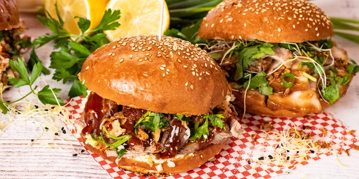 Burger podle výběru, nachos se sýrovým dipem a pivo nebo limonáda pro 1 i 2 osoby