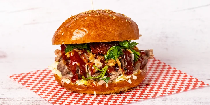 Burger podle výběru, nachos se sýrovým dipem a pivo nebo limonáda pro 1 i 2 osoby