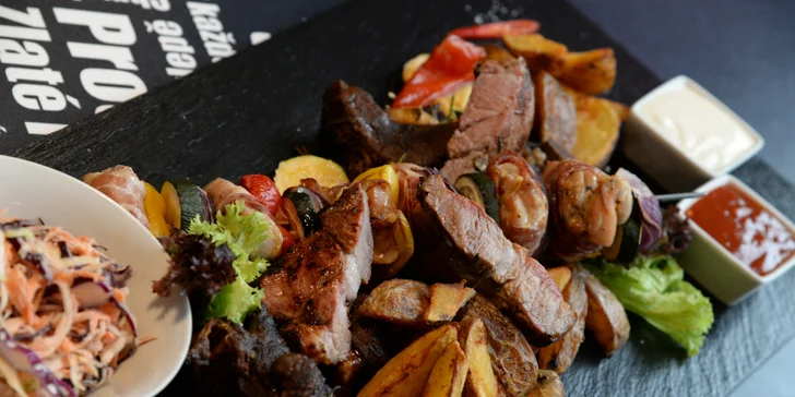 Masové prkno: steak z krkovice, kuřecí špíz, hovězí žebra a domácí americké brambory i omáčky