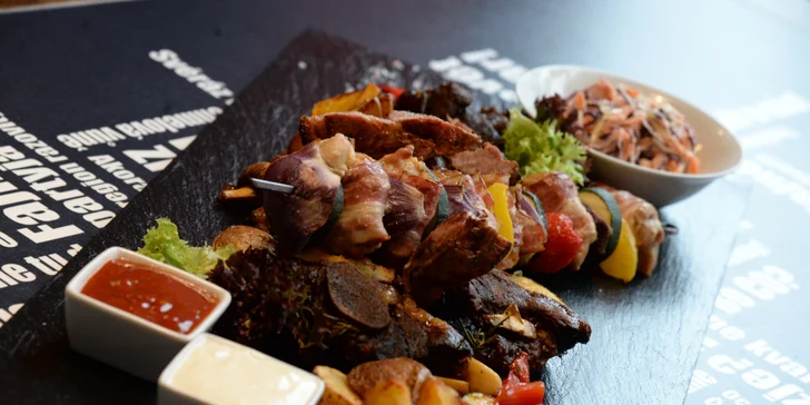 Masové prkno: steak z krkovice, kuřecí špíz, hovězí žebra a domácí americké brambory i omáčky