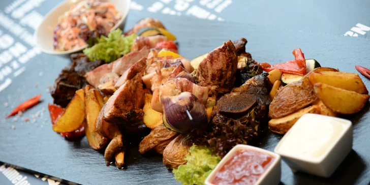 Masové prkno: steak z krkovice, kuřecí špíz, hovězí žebra a domácí americké brambory i omáčky