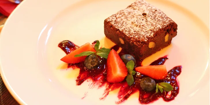 Tříchodové menu U Tří kohoutů: tatarák, koleno nebo kuřecí prso a brownies
