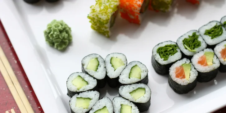 Nechte si naservírovat sushi: 46 nebo 62 ks s lososem, avokádem i tuňákem