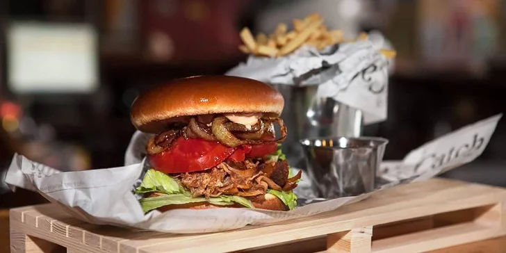 Pochoutka, co má šťávu: barbecue burger s trhaným vepřovým masem, hranolky a BBQ dresinkem