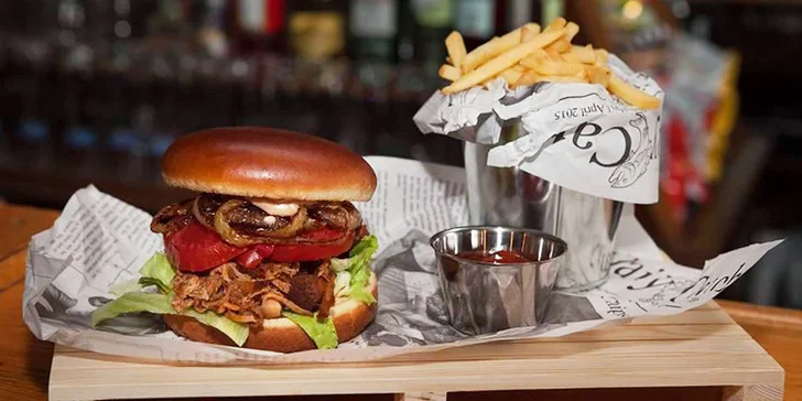 Pochoutka, co má šťávu: barbecue burger s trhaným vepřovým masem, hranolky a BBQ dresinkem