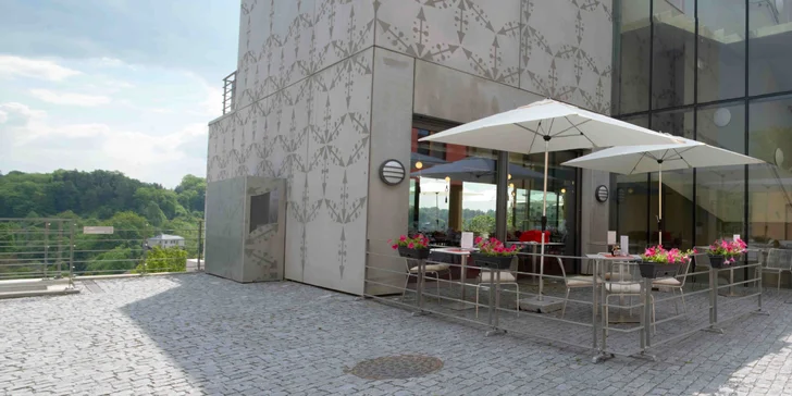 Menu o třech chodech pro 2 osoby a lahev vína: caprese, steak z roštěné či salát a ovocný sorbet