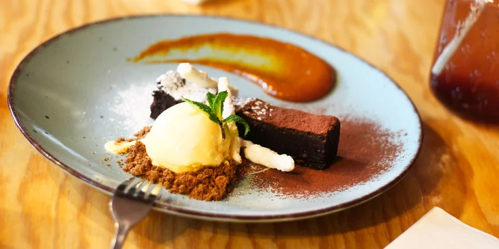 3chodové menu a nápoj dle výběru pro dva: vepřový steak, kuřecí prso i brownies