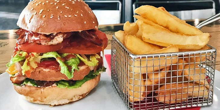 Otevřený voucher na 500 či 1000 Kč do restaurace Buddies: burgery, pizzy, saláty i sendviče
