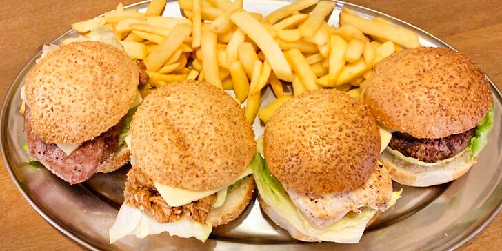 Burger dle výběru pro 2 osoby: kuřecí, hovězí i trhané vepřové maso