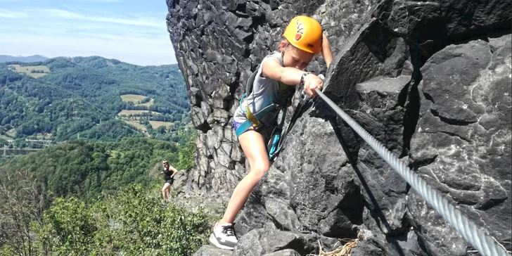 Via Ferrata pro začátečníky: zajištěná stěna na Vrabinci u Těchlovic pro rodiny a skupiny