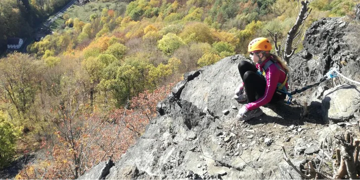 Via Ferrata pro začátečníky: zajištěná stěna na Vrabinci u Těchlovic pro rodiny a skupiny