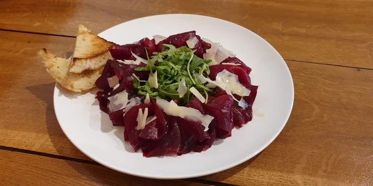 Tříchodové degustační menu: parmská šunka, filet z lososa i borůvkový trifle