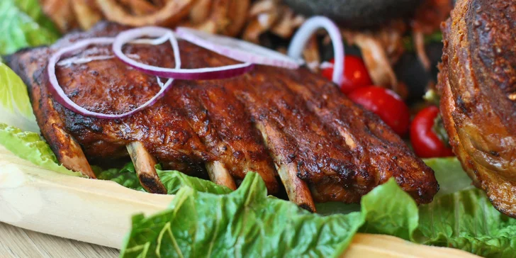 Masové prkno: burger s trhaným krůtím, grilované žebro i vepřové koleno
