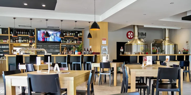 Masové prkno: burger s trhaným krůtím, grilované žebro i vepřové koleno