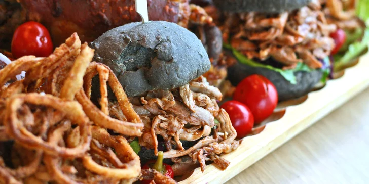 Masové prkno: burger s trhaným krůtím, grilované žebro i vepřové koleno