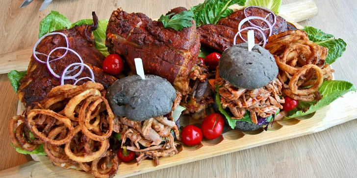 Masové prkno: burger s trhaným krůtím, grilované žebro i vepřové koleno