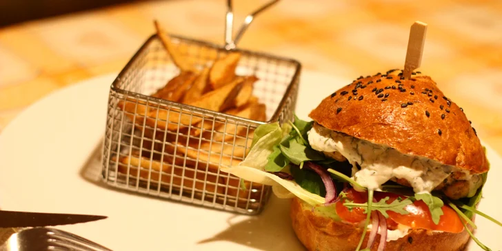 Hodina bowlingu, dva burgery s hranolky nebo kuřecí křídla v BBQ omáčce