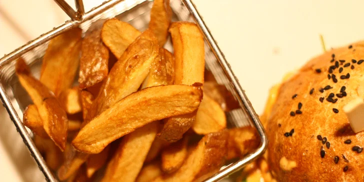Hodina bowlingu, dva burgery s hranolky nebo kuřecí křídla v BBQ omáčce