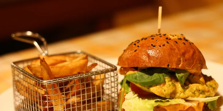 Hodina bowlingu, dva burgery s hranolky nebo kuřecí křídla v BBQ omáčce