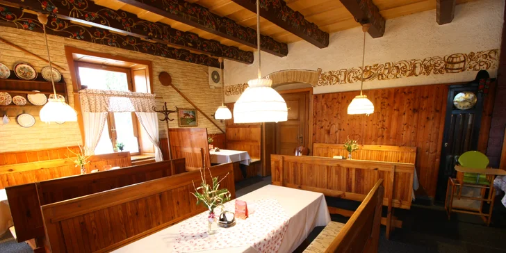 Degustační menu pro dva: kachní paštika, hovězí tataráček, líčka na víně a čokoládová pěna
