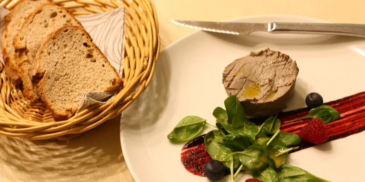 Degustační menu pro dva: kachní paštika, hovězí tataráček, líčka na víně a čokoládová pěna