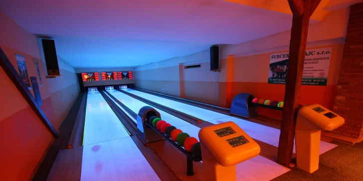 Hodina bowlingu, dva burgery s hranolky nebo kuřecí křídla v BBQ omáčce