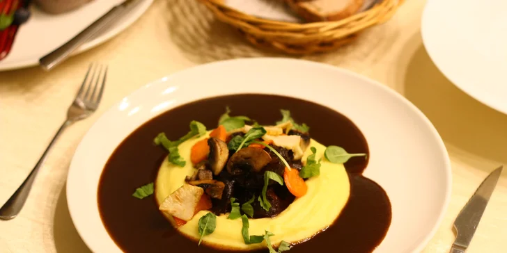Degustační menu pro dva: kachní paštika, hovězí tataráček, líčka na víně a čokoládová pěna