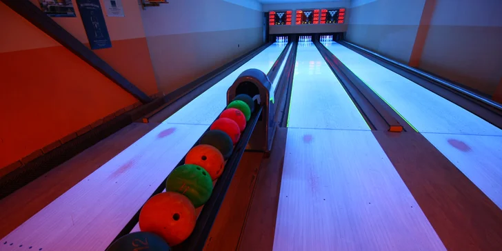 Hodina bowlingu, dva burgery s hranolky nebo kuřecí křídla v BBQ omáčce