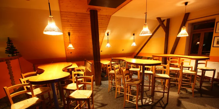 Hodina bowlingu, dva burgery s hranolky nebo kuřecí křídla v BBQ omáčce
