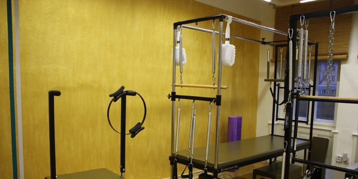 Skupinová lekce pilates, Port de Bras, fitbaletu nebo individuální hodiny cvičení na strojích