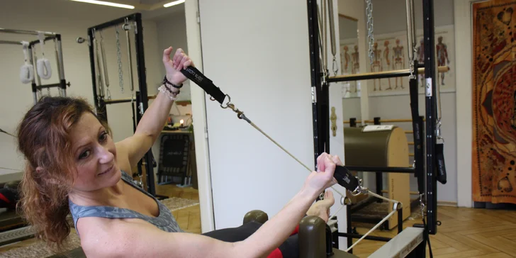 Skupinová lekce pilates, Port de Bras, fitbaletu nebo individuální hodiny cvičení na strojích