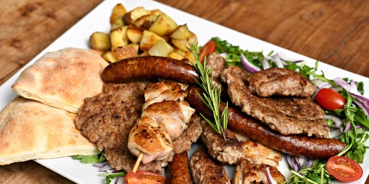 Balkánské menu pro 2 či 4: telecí čorba i čevabčiči, ražniči, pljeskavica a klobása v mix grillu